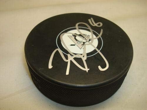 Brian Dumoulin potpisao je hokejaški pak Pittsburgh Penguins s 1C-NHL Pakom s autogramom