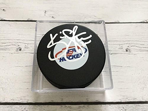 Kevin Shattenkirk potpisao je hokejaški pak s autogramom US Team NHL - a s autogramima