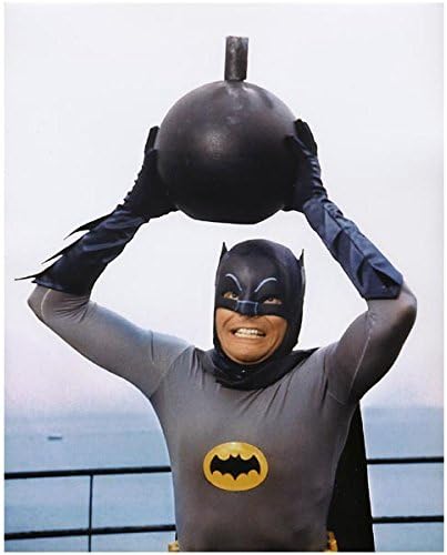 Adam West odjeven kao Batman koji drži bombu iznad glave 8 x 10 inča fotografije