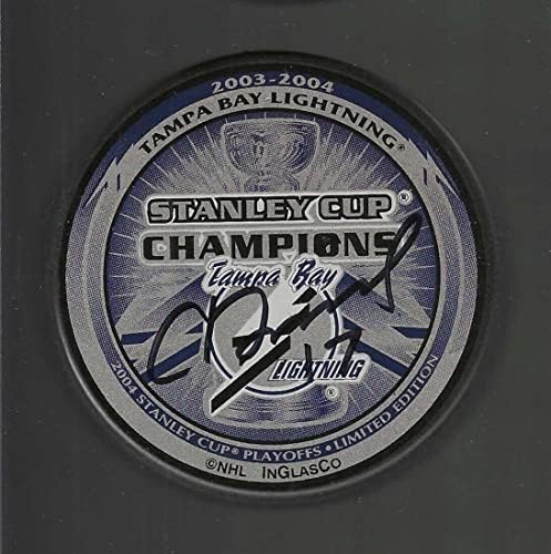 Ruslan Fedotenko potpisao je ugovor s Tampa-Bej Lightning za osvajanje Stanli Kupa 2004. godine NHL-ove lopte s autogramima.