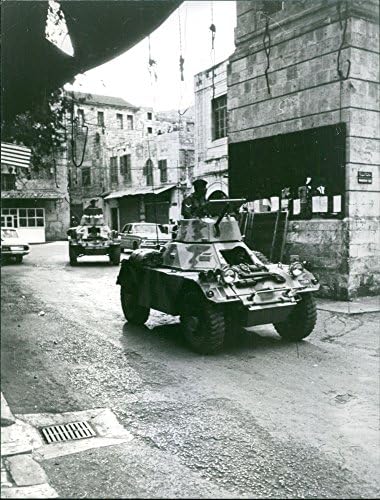 Vintage fotografija jordanske vojske koja patrolira svojim tenkovima na ulicama Jordana.