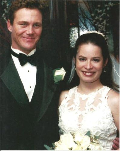 Holly Marie Combs kao Piper Halliwell i Brian Krause kao Leo Wyatt u Charmed Smiling u vjenčanom odjeću 8x 10 fotografija