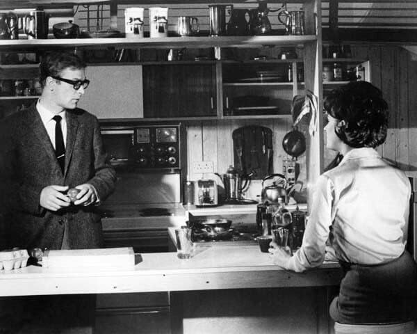 Ipcress datoteka iz 1965. Michael Caine kuha u kuhinji Sue Lloyd sjedila 8x10 fotografija