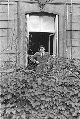 Vintage fotografija Anthonyja Perkinsa koji stoji u prozoru.