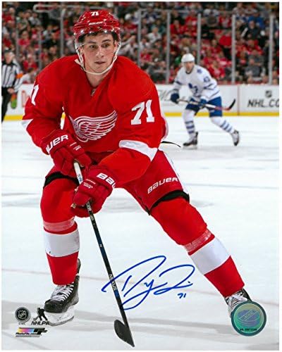 Dylan Larkin Autografirani Detroit Red Wings 8x10 Fotografija 1 - 1. NHL igra