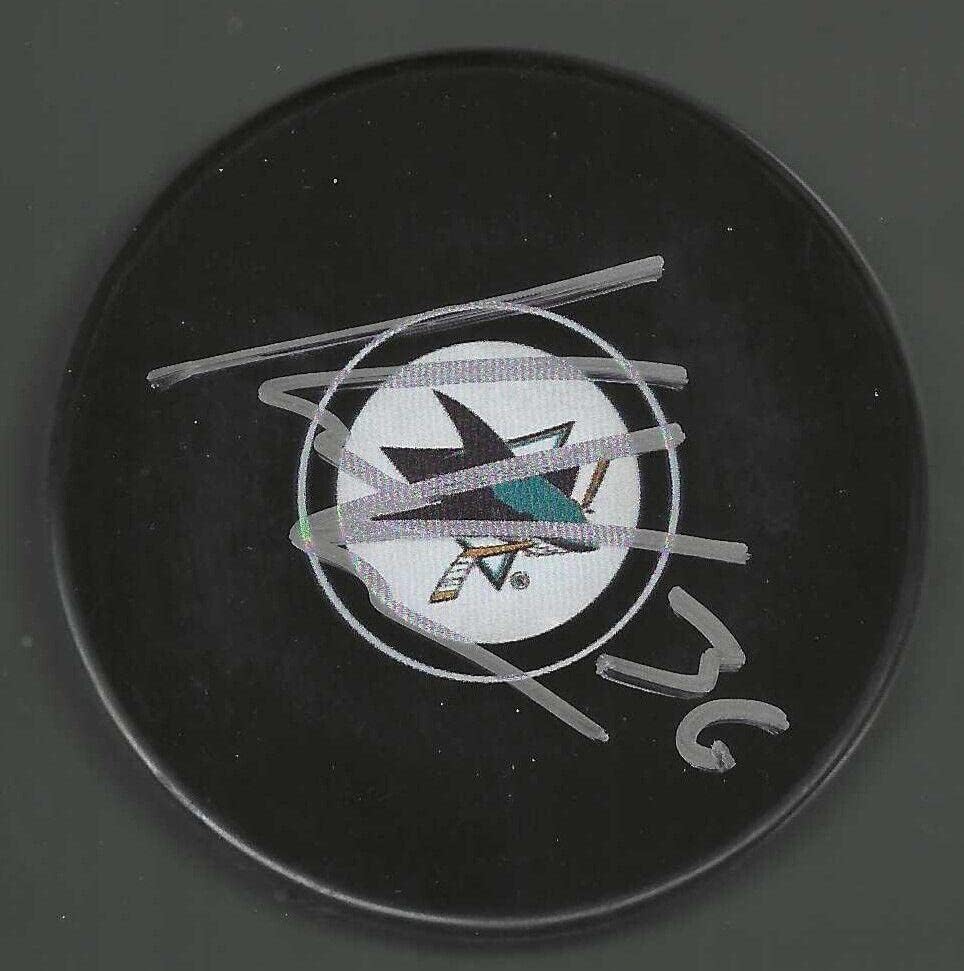 Kaapo Kahkonen potpisao je pak San Jose Sharks - NHL pakove s autogramima