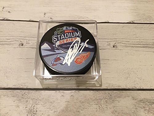 Mihail Grigorenko potpisao je hokejski pak Serie A Colorado Evelanche na stadionu Colorado Evelanche . godine-NHL pakove s autogramima