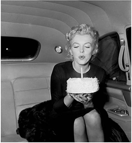 Sretan rođendan Marilin Monroe puhanje svijeće za tortu u automobilu fotografija veličine 8 inča 10 inča